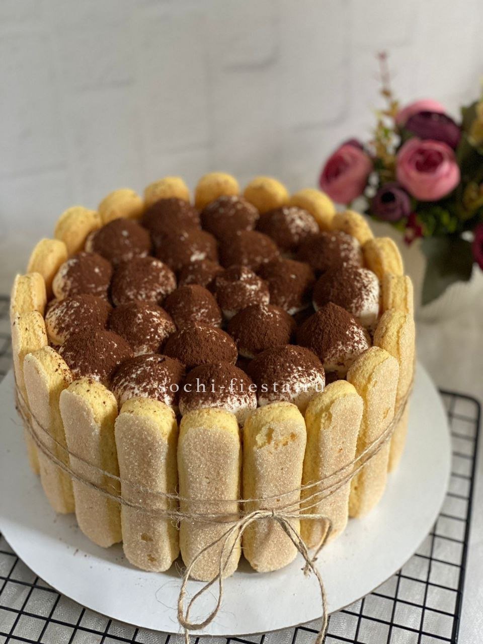 авторский торт с декором из живых пионов и роз для торжества в единой нежно-розовой гамме