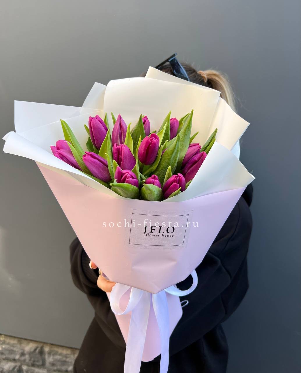 видовой каталог с розами и пионами в студии флористики в Чите