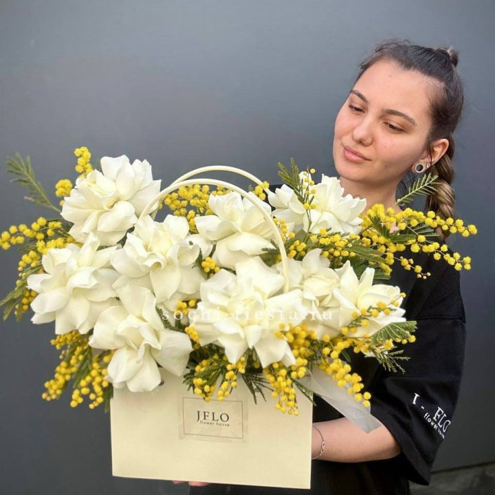 Французские Розы и мимоза  в сумочке  в Чите