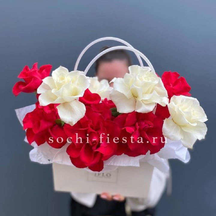 Сумочка  красных и белых роз в Чите