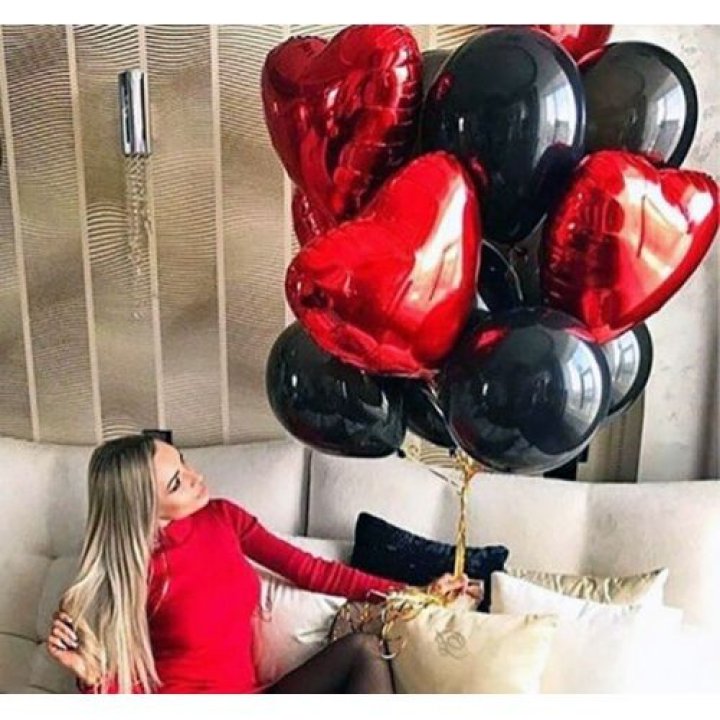 Фонтан из красных сердец с чёрными шарами  в Чите