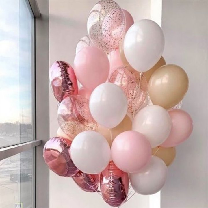 Фонтан шаров розового и белого цветов в Чите