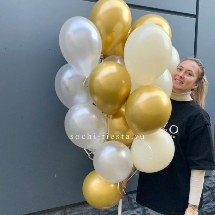 Облако шаров из белого и золотого оттенков в Чите