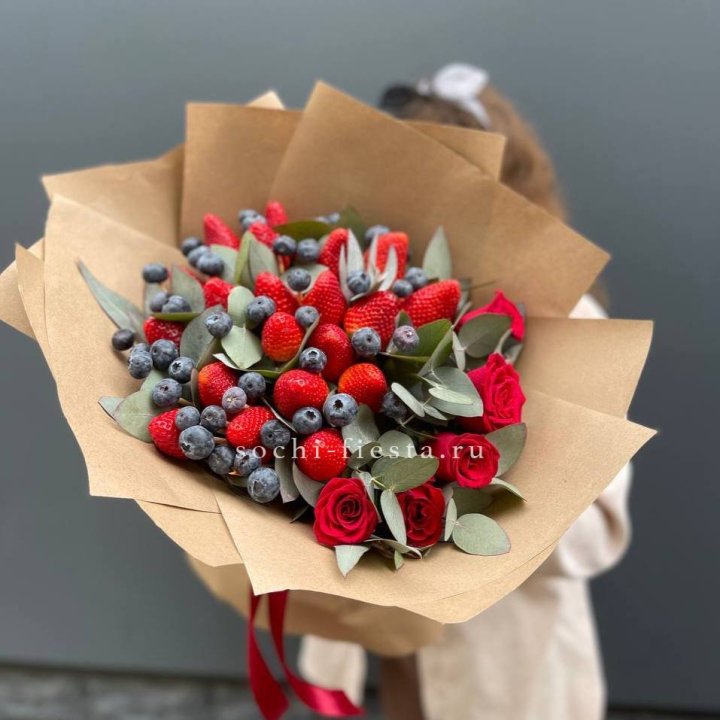 Клубника и голубика с цветами в Чите
