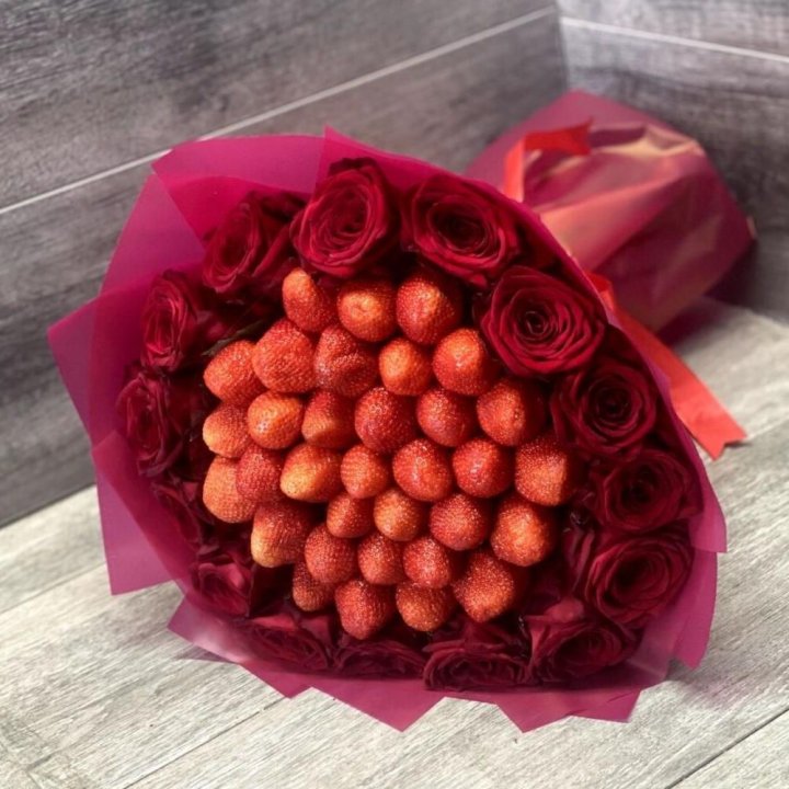 Клубничный букет с розами в Чите