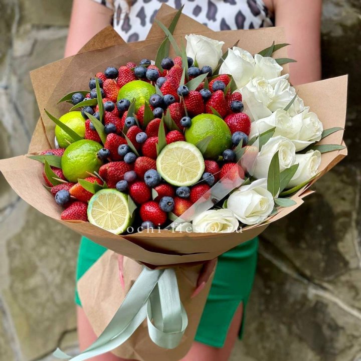 Ягодно-цитрусовый букет с розами в Чите