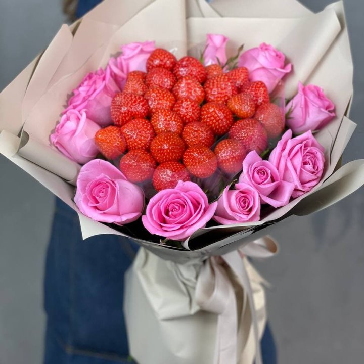 Клубника и розы в Чите