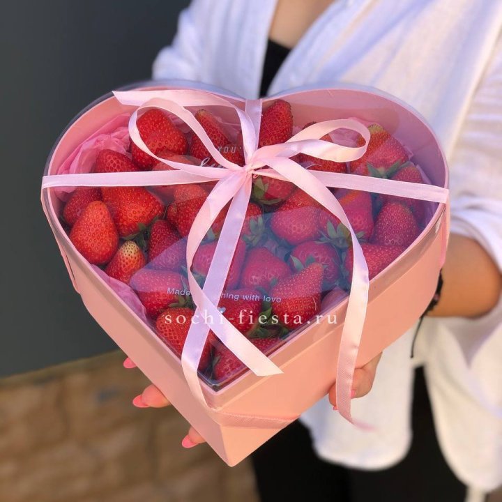 Коробочка сердце  с клубникой в Чите