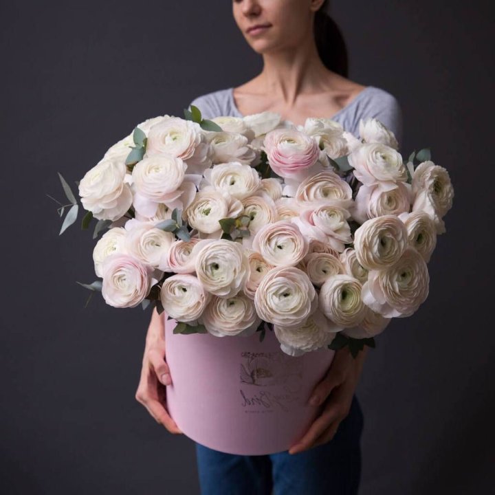 Бокс с ранункулюсами в Чите