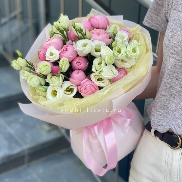 Букет кустовых роз с эустомой в Чите