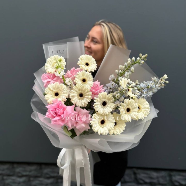 Букет роз и гербер в Чите