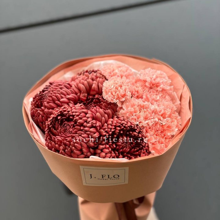 Букет хризантем и диантусов  в Чите