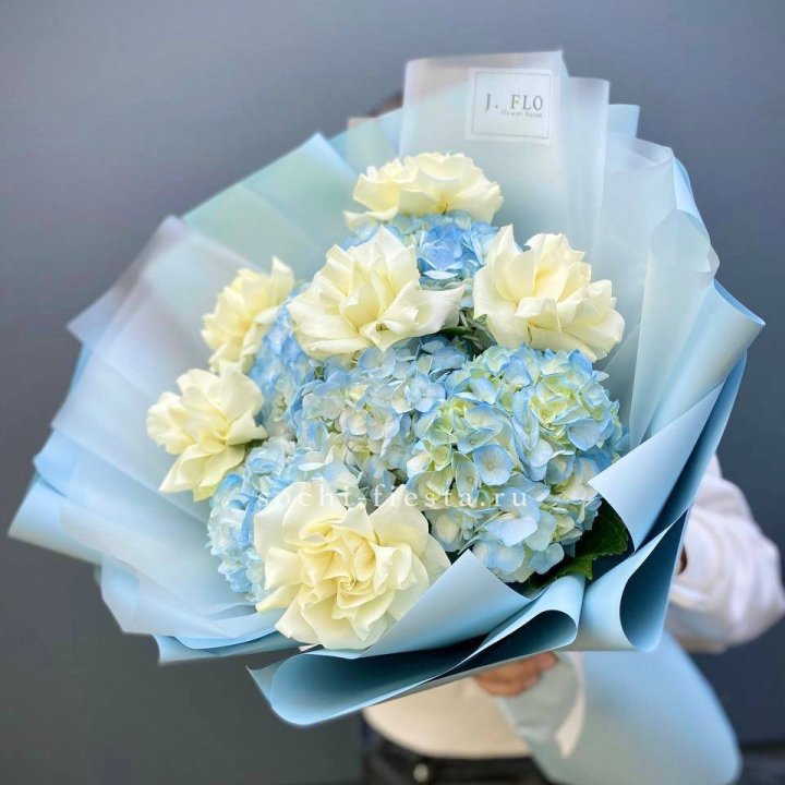  Букет из голубых гортензий и роз  в Чите
