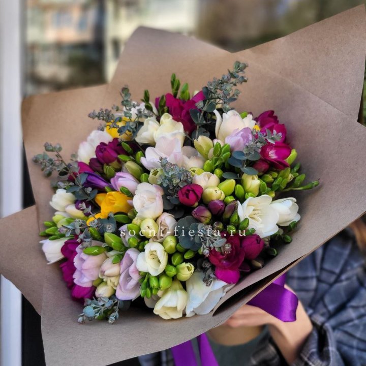 Букет фрезий "Радуга" в Чите