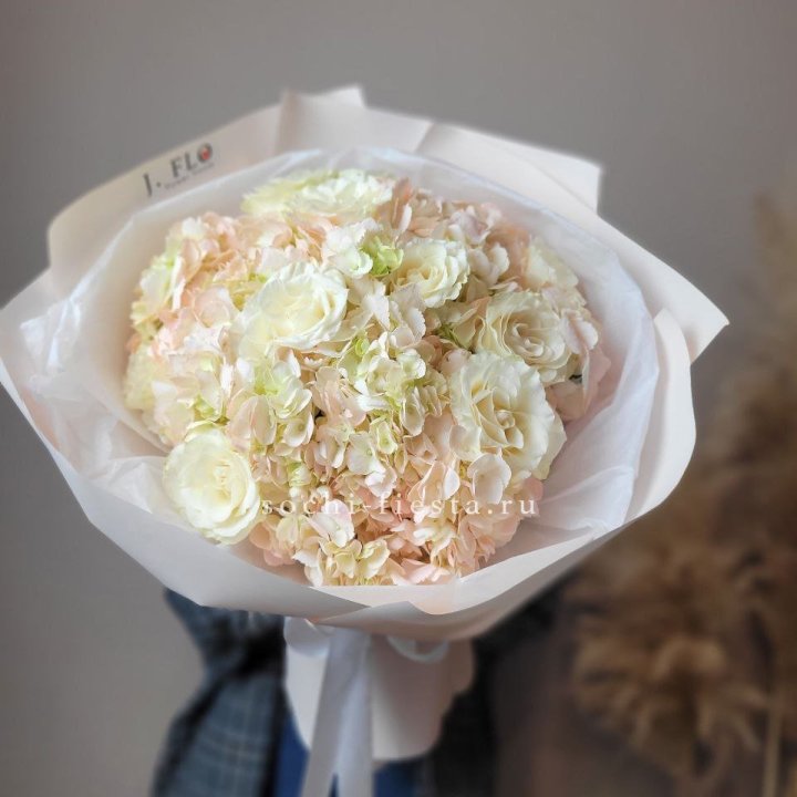  Букет гортензии и роз  в Чите