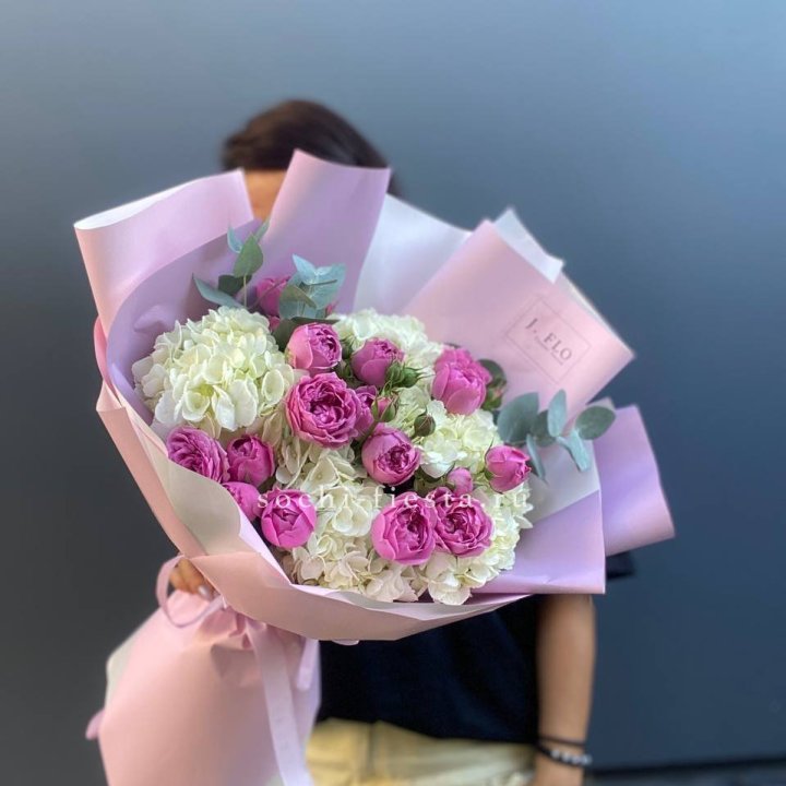 Букет белых гортензий и пионовидных роз  в Чите