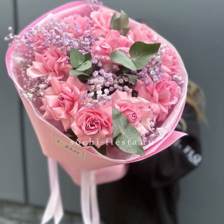 Розовые французские розы с гипсофилой в Чите