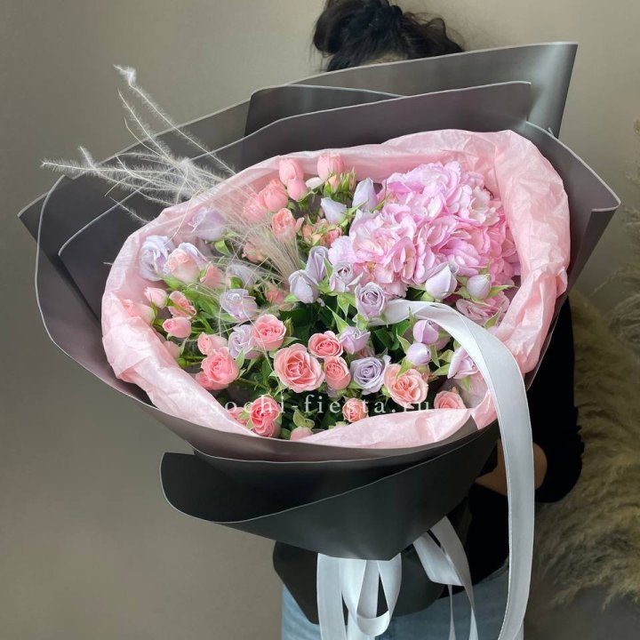  Букет гортензии и роз "Саперави" в Чите