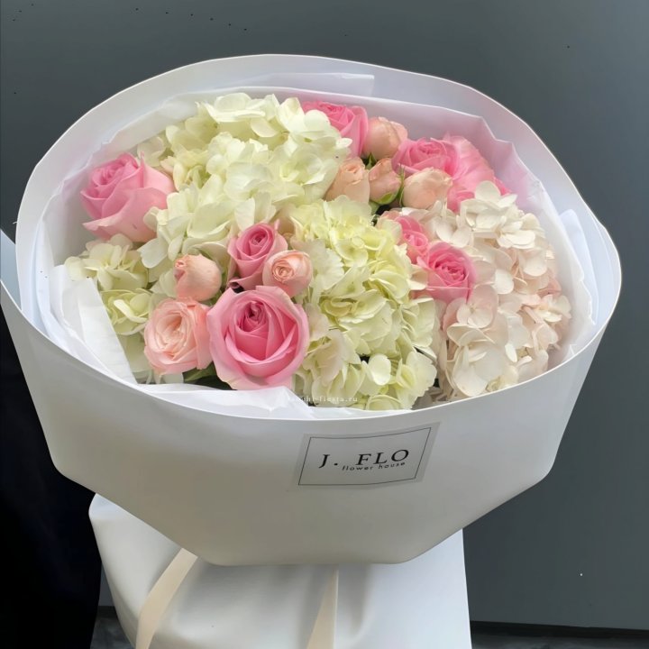  Букет гортензии и роз  "Тиамо" в Чите