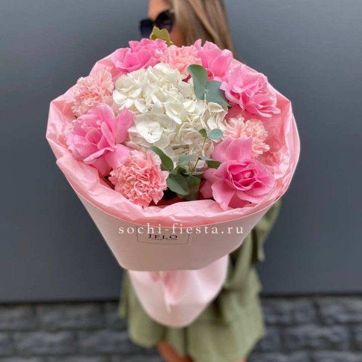  Букет роз и гортензии "Навола" в Чите