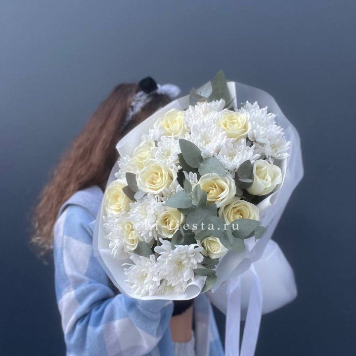  Букет белых роз с хризантемой  в Чите