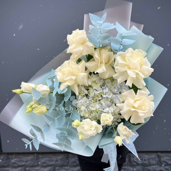 Букет с гортензией и белыми французскими розами в Чите