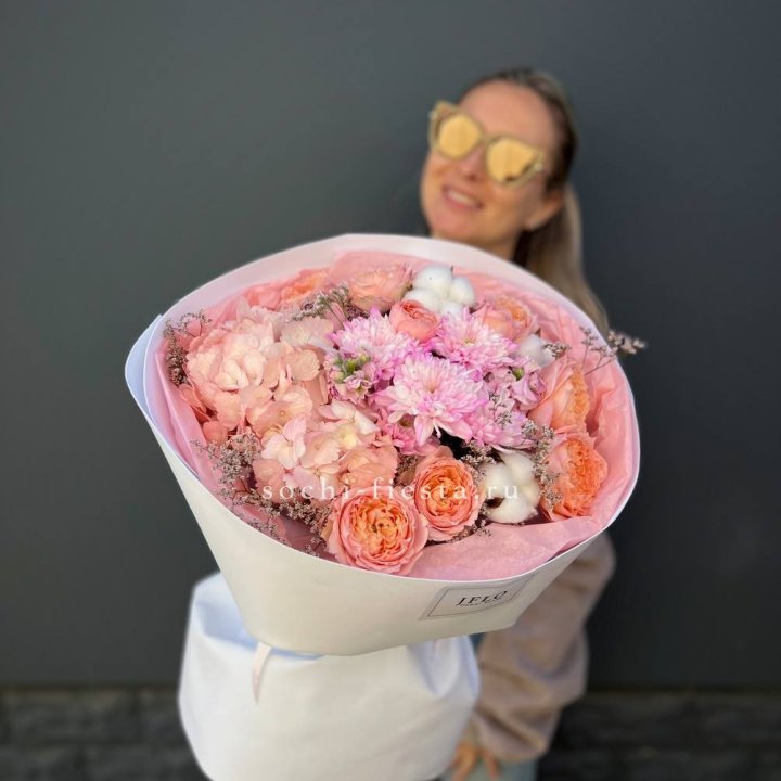 Букет гортензии и кустовых роз  в Чите