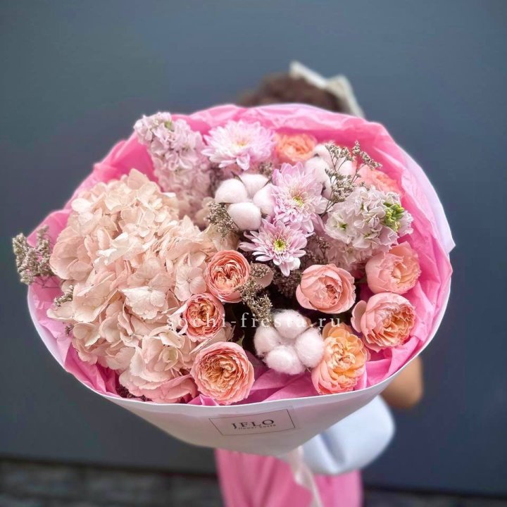 Букет гортензии и кустовых роз "Абрассо" в Чите