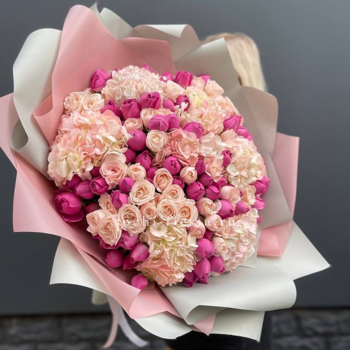 Букет кустовые розы и гортензия в Чите