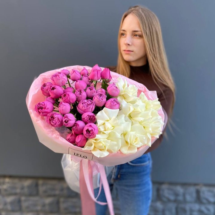 Дуо белых и кустовых роз в Чите