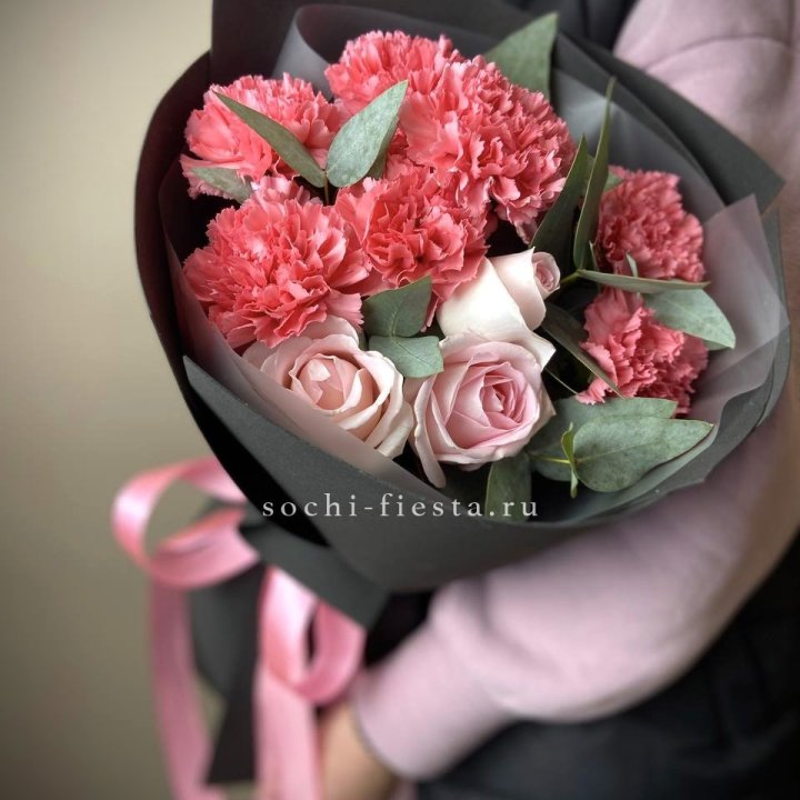 Букет из роз и диантусов "Пенелопа" в Чите