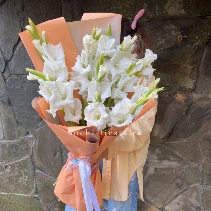Букет белых гладиолусов  в Чите