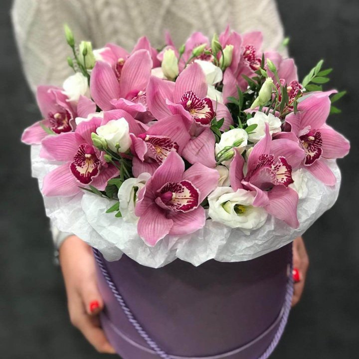 Орхидея и эустома в шляпной коробке в Чите