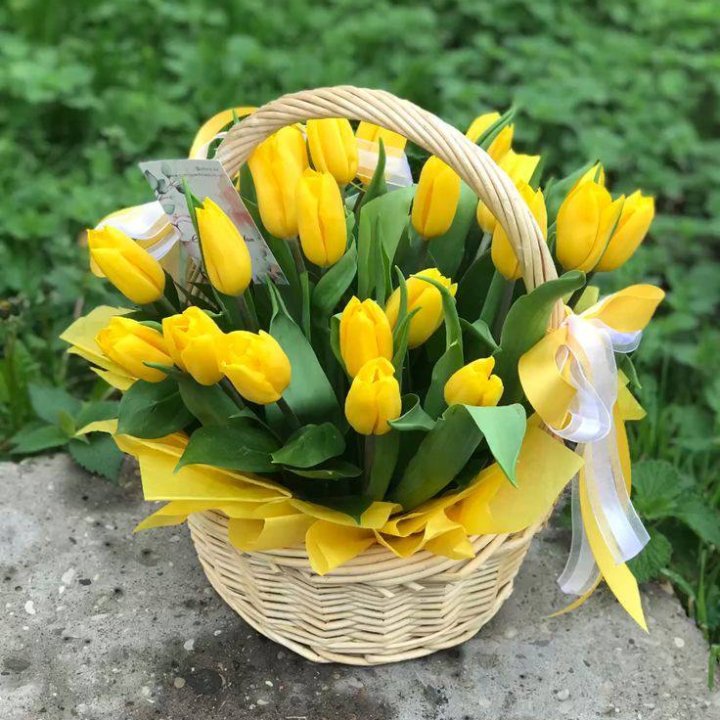 25 желтых тюльпанов в корзине в Чите