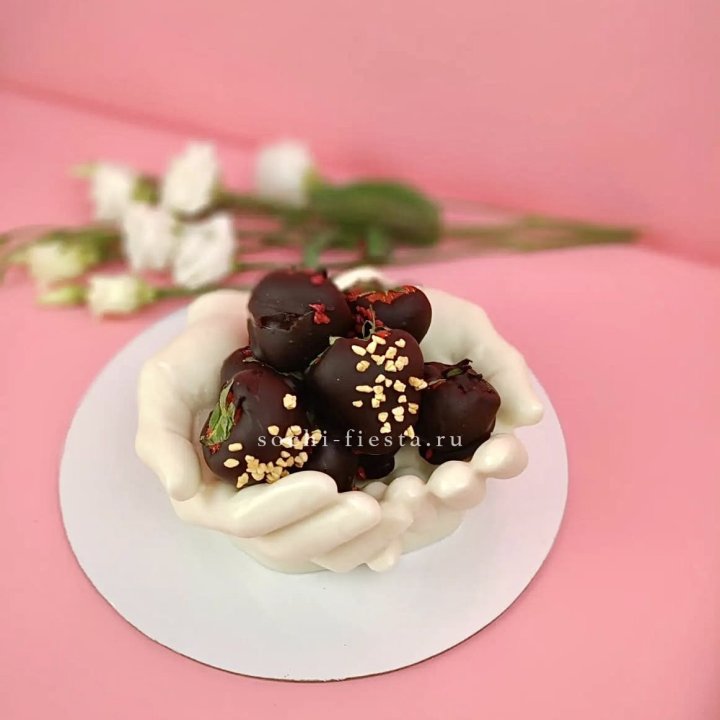 Клубника в шоколаде на шоколадных ладонях  в Чите