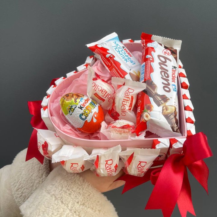 Бокс киндерами и раффаэлло в Чите