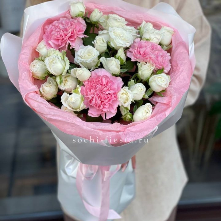 Букет розы с диантусами "Блэш" в Чите