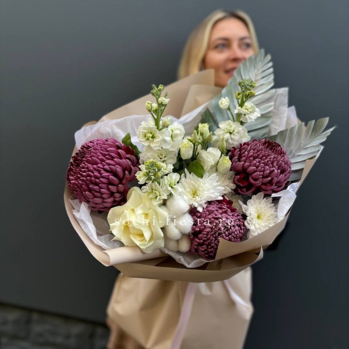 Хризантемы с маттиолой розами эустомой Чика в Чите