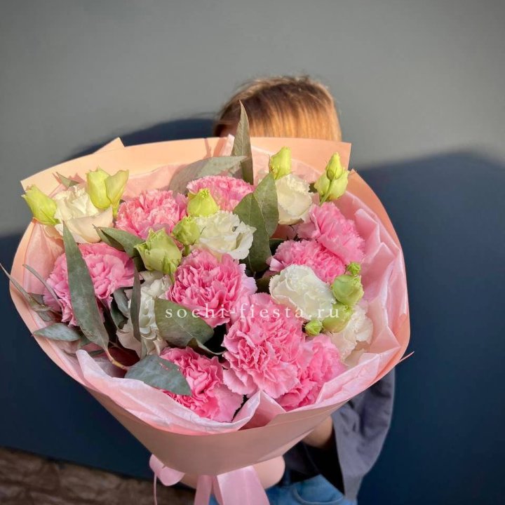 Букет гвоздик и  эустом "Сири" в Чите