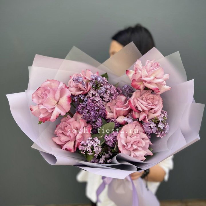Букет из розовых роз и сирени в Чите