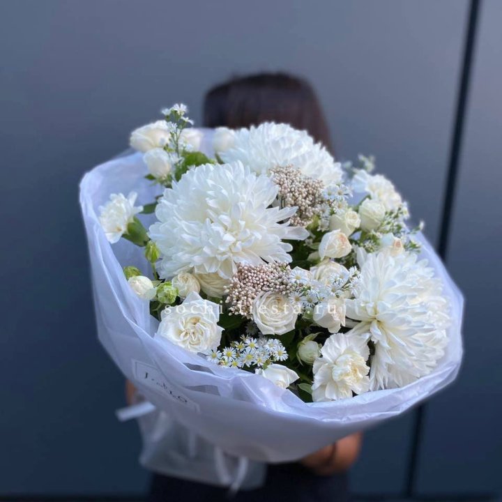 Букет хризантем и роз вайт шотс в Чите