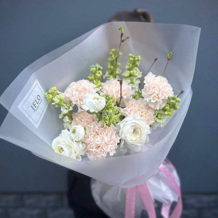 Букет маттиолы и ранункулюсов  в Чите