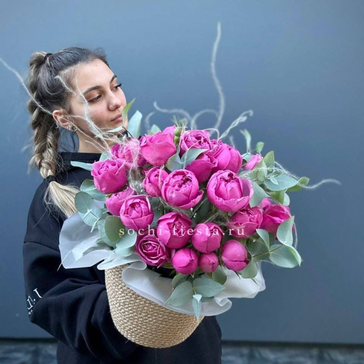 Пионовидные розы  в джутовом кашпо  в Чите