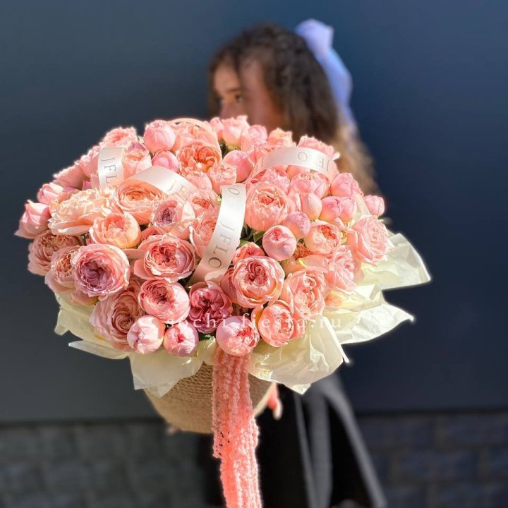 Кустовые розы Джульетта в джутовом кашпо в Чите