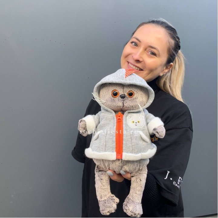 Кот Басик в толстовке в Чите