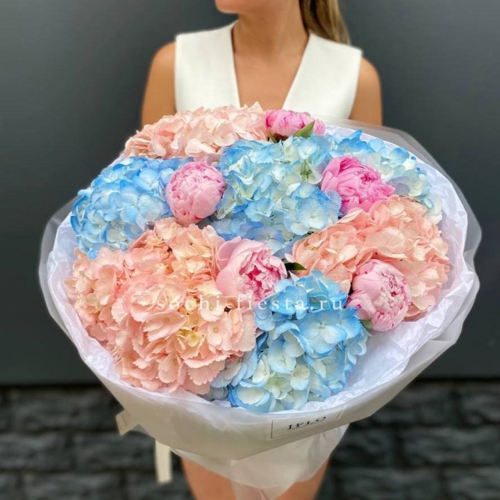 Дуобукет гортензии с пионами  в Чите