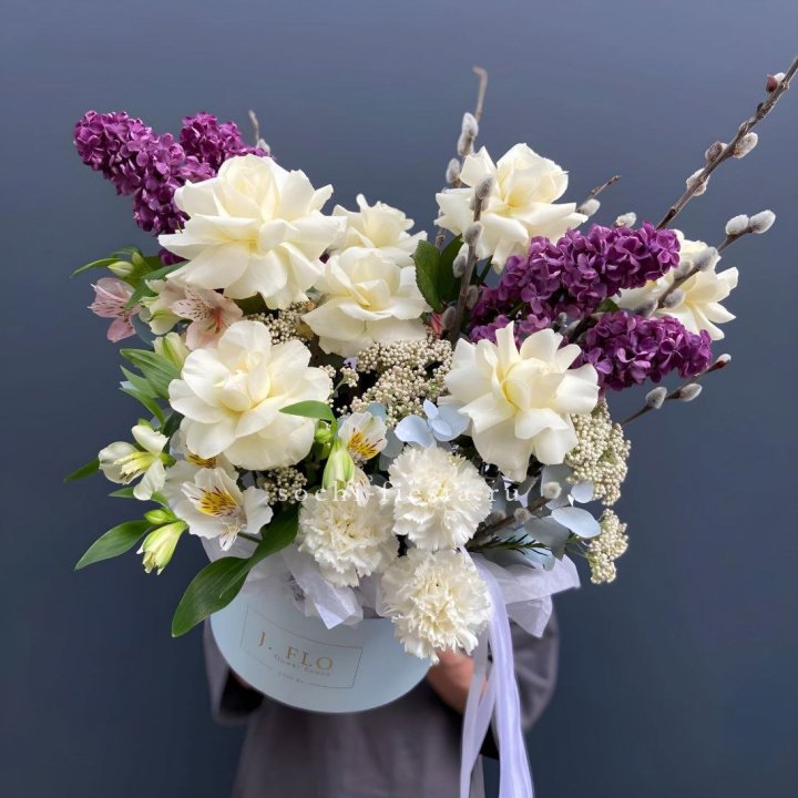 Цветочный бокс Французских роз и Сирени в Чите