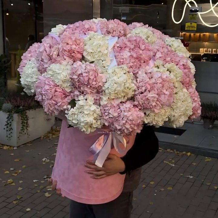 Дизайнерский цилиндр с гортензиями  в Чите