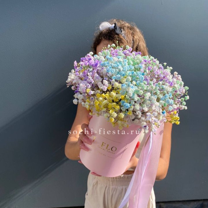 Радужные гипсофилы в шляпной коробке в Чите