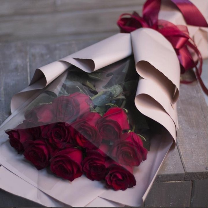 11 голландских роз в оформлении в Чите